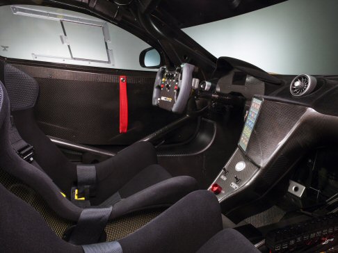 Mc Laren - Grazie alla versione rivisitata del motore bi-turbo V8 da 3,8 litri, che offre un’esclusiva calibrazione e un sistema di raffreddamento ottimizzato, la 12C Can Am Edition eroga ben 630 CV. width=