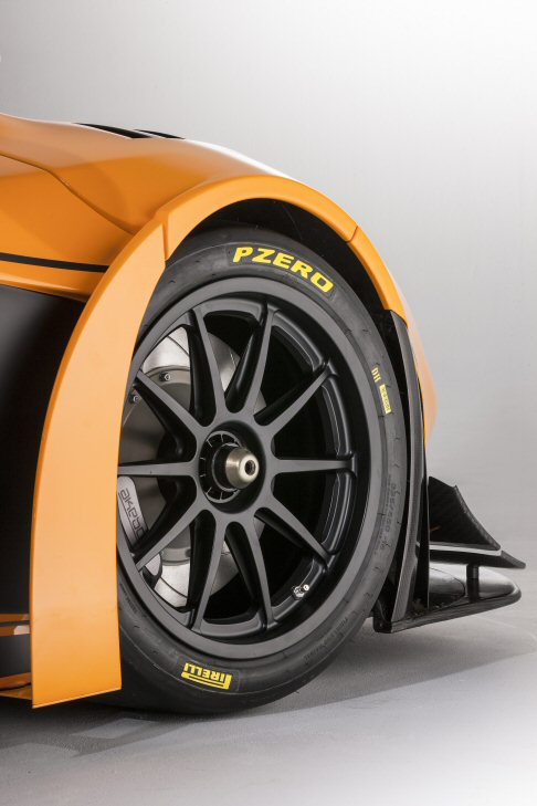Mc Laren - La meccanica si affida ad un sistema frenante sviluppato da Akebono, posizionato dietro cerchi in lega alleggeriti da corsa, in nero opaco, dotati di pneumatici slick Pirelli. width=