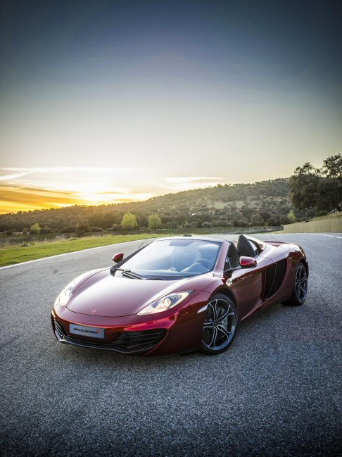 McLaren - Commercializzata al prezzo di 235.600 € in Italia, la vettura sarà disponibile a partire da novembre 2012, presso la rete dei concessionari McLaren in tutto il mondo. width=