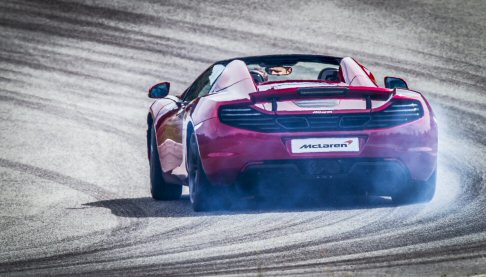McLaren - L’inedita 12C Spider è un’auto sportiva di lusso a cielo aperto che offre un’esclusiva combinazione di spettacolari prestazioni e maneggevolezza.  width=