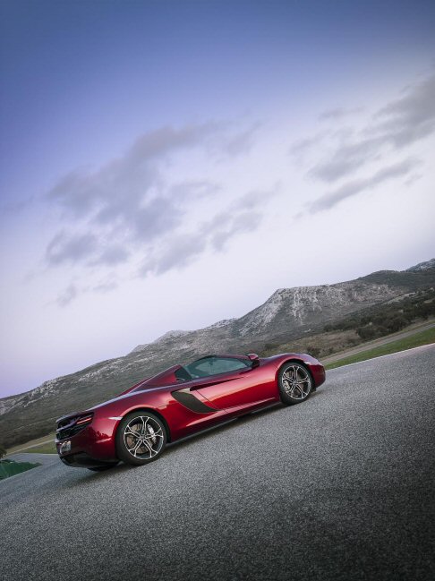 McLaren - La potenza della 12C Spider, garantita dal poderoso V8 biturbo da 3,8 litri, viene trasmessa alle ruote posteriori tramite il cambio a doppia frizione e 7 rapporti SSG. width=