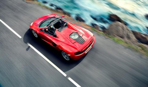 McLaren - Disegnata come una cabriolet, la 12C è dotata di una MonoCell di 75 kg, ottenendo una vettura sportiva quasi identica al suo equivalente a tetto fisso.  width=
