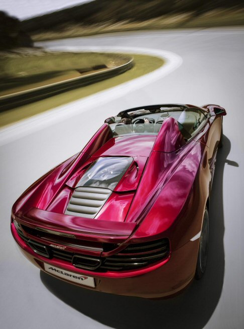 McLaren - A differenza di molti altri modelli scoperti, la copertura può essere azionata con la vettura in movimento, fino a una velocità massima di 30 km/h. Dietro al guidatore e al passeggero si trova un lunotto posteriore che funge da frangivento.  width=