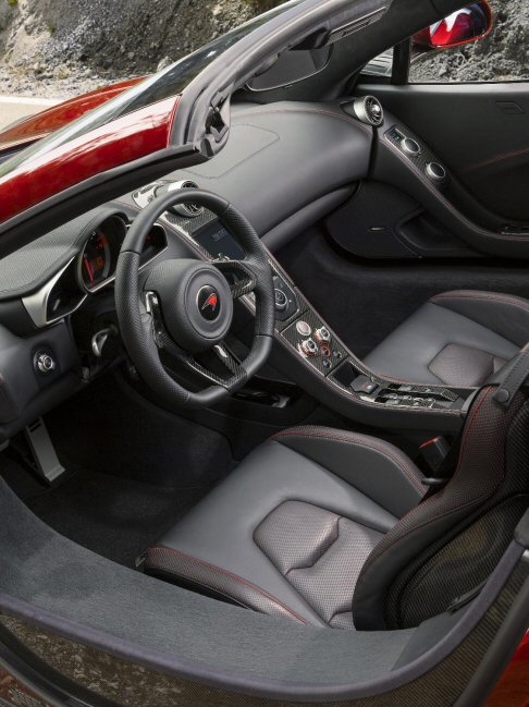 McLaren - Con il tetto sollevato, l’area sotto alla capote può essere utilizzata per il trasporto di bagagli, con 52 litri di spazio utile. La vettura è infine dotata del sistema Roll Over Protection passivo, per massimizzare la sicurezza degli occupanti.  width=