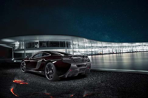 McLaren - La verniciatura è proposta nella tinta Agrigan Black, sviluppata da McLaren, un nero metallizzato miscelato con il rosso rubino, che conferisce alla carrozzeria dei riflessi particolari. width=