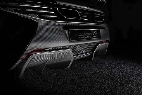 McLaren - Anche a bordo della Supercar McLaren MSO 650S Coupé l’atmosfera è dominata da trattamenti a base di fibra di carbonio, presente sui gusci dei sedili sportivi, derivati dal modello P1 e alleggeriti di ben 15 kg width=