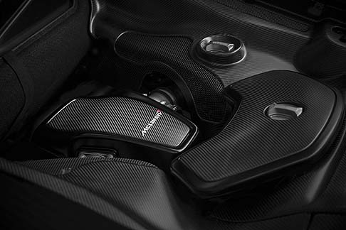 McLaren - La meccanica si affida a sospensioni con il ProActive Chassis Control e Cambio a doppia frizione a 7 rapporti. L’unità in dotazione è l'ultima evoluzione del V8 sovralimentato dalla potenza di 650 CV. width=