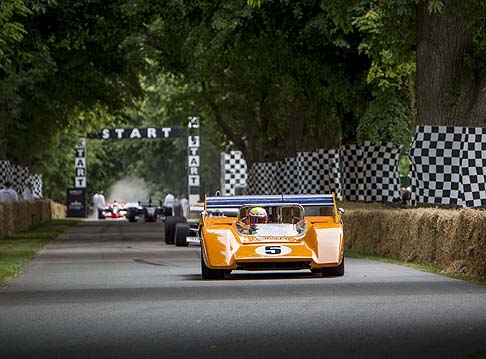 McLaren - L’estate bollente non frena i festeggiamenti della McLaren, impegnata durante lo scorso fine settimana a Goodwood nel ventesimo Festival annuale di velocità , dove il brand, leader del motorsport, ha celebrato il suo cinquantesimo anniversario. width=