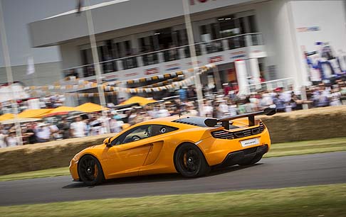 McLaren - Durante il Festival, la McLaren ha presentato tre esclusive vetture davanti a una folla di circa 200.000 persone, che ha potuto assistere al debutto ufficiale della McLaren P1. width=