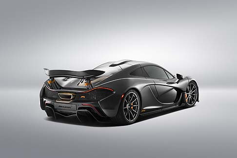 McLaren - Non mancano i richiami al mondo del lusso e dell’esclusività , come dimostra la presenza di componenti in oro 24 carati presenti sullo scarico e già impiegati per un modello McLaren F1 del 1990. width=