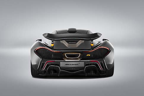 McLaren - A bordo della McLaren MSO P1 spiccano i sedili sportivi in fibra di carbonio e Alcantara con dettagli del cruscotto in McLaren Orange. I sedili da corsa a guscio realizzati in carbonio sono dotati di una cintura a quattro punti. width=
