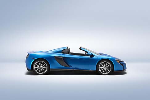 McLaren - La McLaren 650S Spider MSO si distingue per la particolare livrea Cerulean Blue, in felice contrasto con i particolari in carbonio della carrozzeria. width=