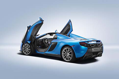 McLaren - A bordo della Mclaren MSO 650S Spider si notano richiami evidenti alla tinta della carrozzeria, riconoscibili nelle impunture dei rivestimenti interni. Sui sedili spicca l’emblema McLaren, ricamato sui poggiatesta. width=