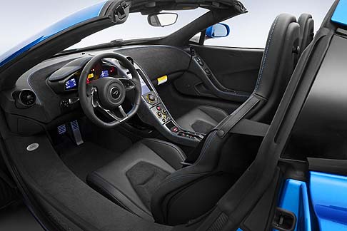 McLaren - Come ulteriori elementi identificativi della McLaren MSO 650S Spider troviamo una targhetta commemorativa firmata da Frank Stephenson, responsabile del centro stile McLaren, e una sacca McLaren Special Operations realizzata in pelle e fibra di carbonio width=
