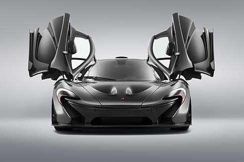McLaren - Commissionata da un cliente americano, la McLaren MSO P1 offre soluzioni estetiche realizzate su misura, che enfatizzano ulteriormente il carattere dinamico e aggressivo, da autentica tigre dell’asfalto. width=