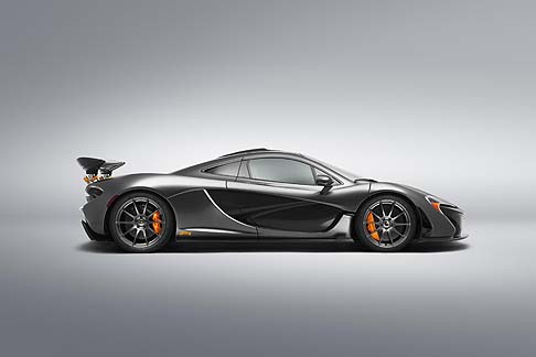 McLaren - Nel posteriore, il logo P1 arancione offre un contrasto cromatico di grande appeal con la livrea di colore scuro e ben si abbina alle pinze dei freni e ai dettagli dell’alettone, realizzati nella stessa vivace tonalità . width=