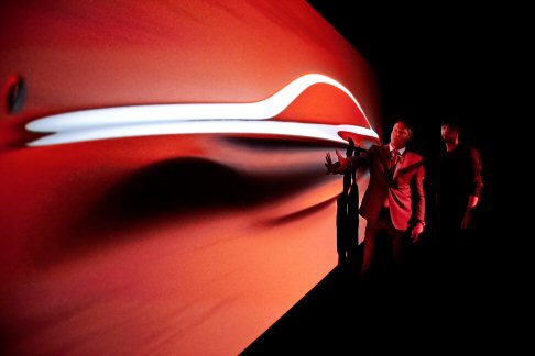 Mercedes - Con “Aesthetics S” la casa di Stoccarda offre la possibilità dio ammirare una scultura dal forte impatto visivo, enfatizzata da un seducente gioco di luci, che permetterà di ricreare agli occhi dell’osservatore un universo tridimensionale.  width=