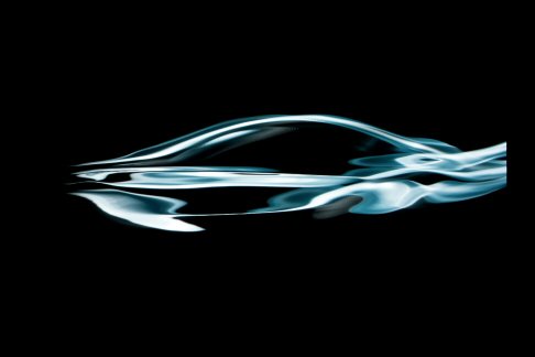 Mercedes - Durante la presentazione i moderni strumenti virtuali attraverso riflessi di luce proiettati sull’opera potranno delineare le forme della futura berlina.  width=