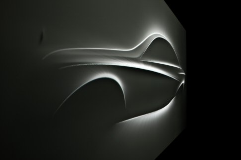 Mercedes - Ciò che caratterizza il design dei modelli prodotti da Mercedes-Benz sono le forme scultoree, linee che conferiscono alla vettura struttura e in tensione. width=