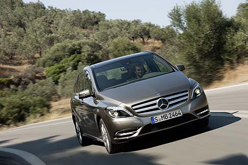 Mercedes-Benz - In dettaglio, i nuovi modelli entry-level con motori diesel, guidabili anche da neopatentati, sono la A 160 CDI e la B 160 CDI da 66 kW (90 CV), con consumi nel ciclo combinato pari rispettivamente a 3,8 e 4,1 litri di gasolio per 100 km width=