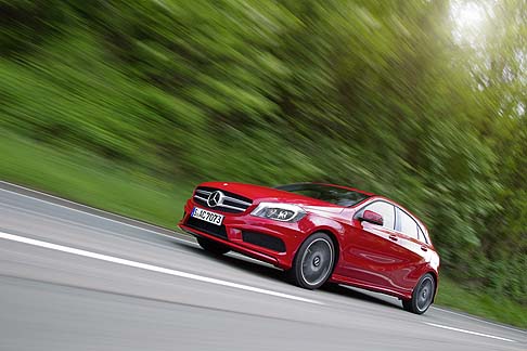 Mercedes-Benz - Ordinabile da ora con le prime consegne previste a settembre, la B 220 4MATIC è la prima Classe B a trazione integrale. width=