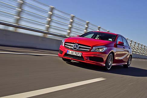 Mercedes-Benz - La performante Classe CLA 45 AMG 4MATIC offre il tipico DNA AMG Driving Performance. Con 265 kW (360 CV) di potenza e 450 Nm di coppia massima il motore quattro cilindri è il più potente al mondo. width=