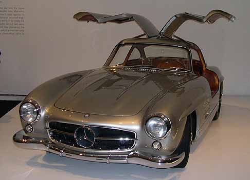 Mercedes - Mercedes-Benz 300SL Gullwing coupé del 1955 si distingue per un design innovativo e iconico, esposizone esclusica di Ralph Lauren in mostra a Parigi width=