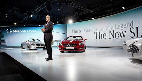 Mercedes-Benz - Mercedes-Benz al Detroit Auto Show 2012 con il Dr. Dieter Zetsche, Presidente del Consiglio di Daimler AG e Responsabile Mercedes-Benz Cars che presenta la nuova Mercedes SL width=