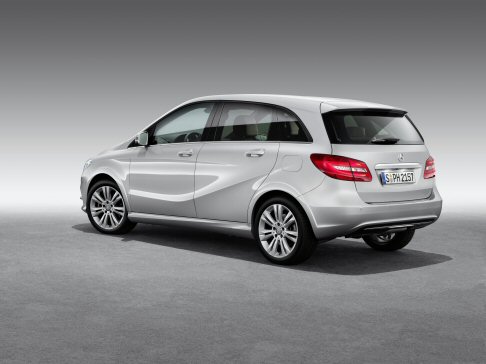 Mercedes - La vettura, seppur concepita per l’alimentazione a metano, che garantisce un’autonomia di 500 km, offre, in caso di emergenza, la possibilità di avvalersi di un piccolo serbatoio di benzina da 12 litri.  width=