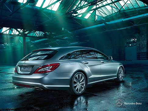 Mercedes - Mercedes-Benz CLS class x218 il modello esteriormente è una Coupé, ma grazie alle sue cinque porte ed al tetto che si protrae fino alla coda, risulta versatile e adatto ad un uso sia cittadino che off-road width=