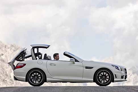 Mercedes-Benz - Mercedes SLK 55 AMG con cappotta hard-top che dispone di Control Magic SKY width=