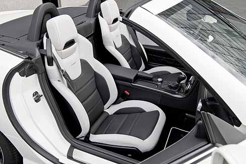 Mercedes-Benz - sedili interni della Mercedes SLK 55 AMG width=