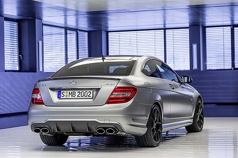 Mercedes-Benz - Realizzata per guidatori sportivi, che amano la tecnologia, il design unico e un ricco equipaggiamento, la C 63 AMG Edition 507 eroga fino a 373 kW (507 CV) di potenza.  width=