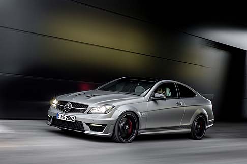 Mercedes-Benz - L’aumento della potenza è stato ottenuto grazie a modifiche interne al motore V8 da 6,3 l AMG. La coppia massima è stata inoltre aumentata di 10 Nm, passando da 600 a 610 Nm a 5200 giri/min. width=
