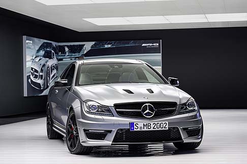 Mercedes-Benz - Tra le dotazioni si segnalano i gusci dei retrovisori, i bordi della griglia del radiatore e le luci di marcia diurna con finitura nera lucida. Disponibile a richiesta la finitura designo magno platinum.  width=