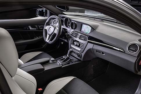 Mercedes-Benz - Il volante Performance AMG in Alcantara® con inserti a contrasto in colore chiaro presenta una impuntura a ore 12. width=