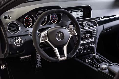 Mercedes-Benz - La Mercedes C 63 AMG Edition 507 è equipaggiata di serie con impianto frenante ad elevate prestazioni AMG con freni ceramici in materiale composito. width=