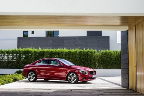 Mercedes-Benz - Tutti i motori sono dotati della funzione ECO start/stop di serie e possono essere abbinati al cambio manuale a sei marce oppure al cambio automatico a doppia frizione 7G-DCT.  width=