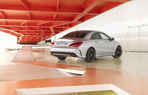 Mercedes-Benz - Le proporzioni sportive e il linguaggio dinamico offrono un’alternanza di superfici concave e convesse, conferendole un aspetto inconfondibile.  width=