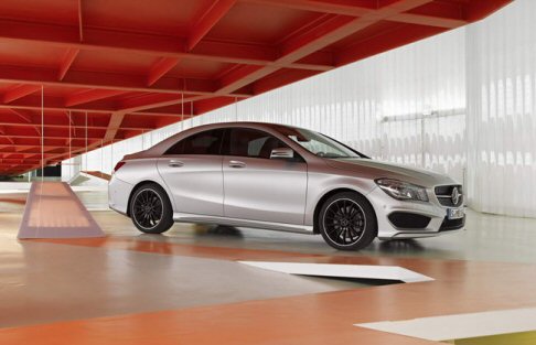 Mercedes-Benz - Dal punto di vista estetico spiccano il cofano motore con powerdome incastonato nel frontale e la mascherina del radiatore Matrix. La fiancata viene modellata da tre linee pronunciate, che conferiscono maggiore profondità e dinamismo. width=