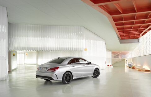 Mercedes-Benz - Nella plancia portastrumenti sono integrate cinque bocchette di ventilazione circolari dalle cornici esterne galvanizzate. Completa il kit di dotazioni un display tablet.  width=