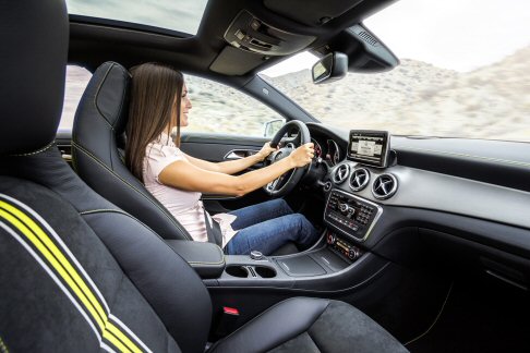 Mercedes-Benz - La vettura stabilisce un record per quanto riguarda l’ aerodinamica (0,22 cx), dotandosi di sistemi di sicurezza all’avanguardia, come il COLLISION PREVENTION ASSIST perfezionato. width=