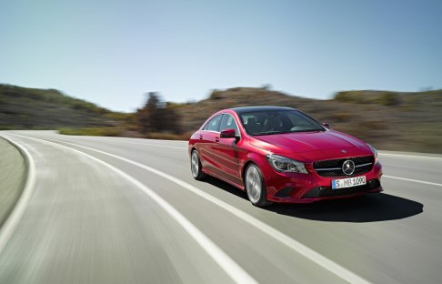 Mercedes-Benz - Nella CLA sono anche disponibili il pacchetto di assistenza alla guida con Blind Spot Assist e sistema antisbandamento o il sistema di assistenza abbaglianti adattivi. width=