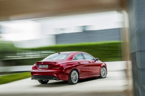 Mercedes-Benz - Lunga 4.630 mm, larga 1.777 mm e alta 1.437 mm, la Mercedes CLA è disponibile in tre allestimenti: EXECUTIVE,SPORT e PREMIUM. width=