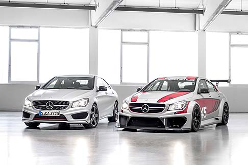Mercedes - La racing car adotta il potente motore AMG turbo da 2,0 litri della versione di serie, il quattro cilindri più potente al mondo, con 265 kW (360 CV) e 450 Nm di coppia, abbinato al cambio sportivo a 7 marce SPEEDSHIFT DCT AMG. width=