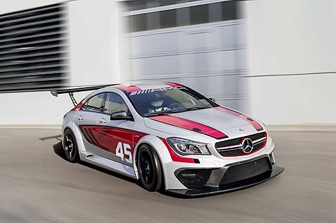 Mercedes - L'alettone posteriore in carbonio e le prese d'aria per il raffreddamento del motore e dei freni conferiscono alla vettura un aspetto aggressivo.  width=