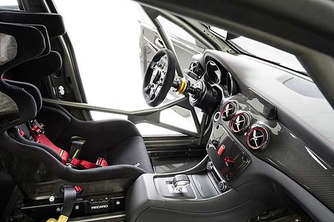 Mercedes - I cerchi in lega AMG a razze incrociate montano pneumatici da competizione forniti da Dunlop. width=