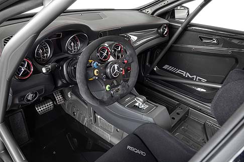 Mercedes - Come la SLS AMG GT3, anche la CLA 45 AMG Racing Series di Mercedes AMG è stata sviluppato in collaborazione con HWA AG, responsabile per lo sviluppo e l'impiego delle vetture DTM di Mercedes-AMG.  width=
