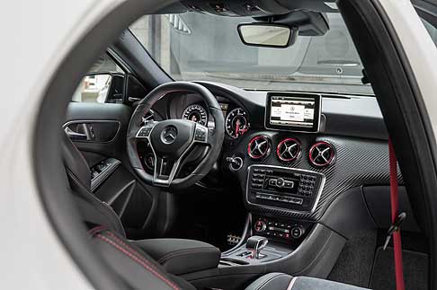 Mercedes-Benz - Mercedes Classe A 45 AMG interni vettura con ampio cruscotto centrale e dispaly di comandi e navigazione width=