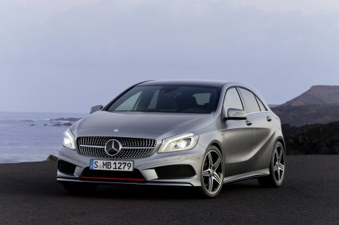 Mercedes - e motorizzazioni possono essere, infine, richieste con il nuovo cambio manuale a 6 marce e cambio automatico a doppia frizione 7G-DCT.  width=